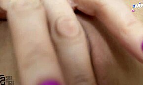 Mi sveglio nel letto della matrigna, le lecco la fica bagnata e finisco dentro il suo buco stretto