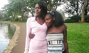 عشاقات أفريقيات سريات يبللن في متعة الدش 🛁