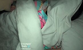 Snek meg inn for å creampie stesøsteren mens hun hvilte, så vilt! 😈