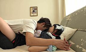 فتاة يابانية لطيفة 18+ تعمل سراً كمغنية