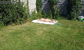 Ich spioniere meine Stiefmutter beim Nackt-Sonnenbaden im Garten!