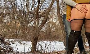 Теща нагибается, чтобы пописать для меня на улице