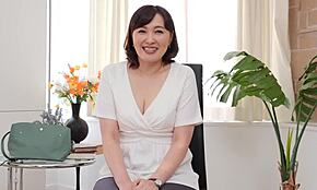 바람난 일본 가정주부 아사코 타카노츠메의 첫 촬영, 생짜 젖따먹기 액션