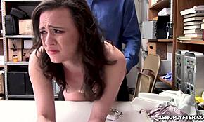 هذه المراهقة السمراء 18+ تُضرب دوجي ستايل من ضابط شرطة! 😳