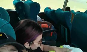 公共バスでクイックフェラと激しいセックスで中出し！ 😲