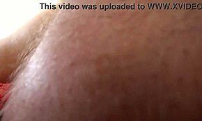 Carrie B commence par des jeux de pieds, puis passe à une sodomie intense en POV avec ses petits seins et pieds en focus