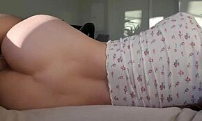 Morgensex med kåt storbarmet brunette roommate ender i klæbrig creampie.