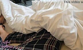 Compartilhando cama com minha madura MILF madrasta sedutora hoje