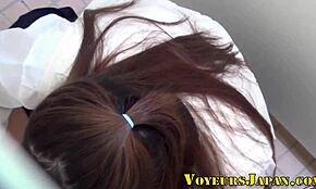 Hårig ung tjej fångad när hon onanerar på gömd kamera i utomhusbadrum. Asiatisk fetisch i HD!