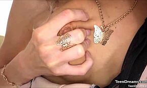 Gina Gerson blir vill med et leketøy i solo lek