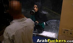 Arabe désespérée aux gros seins gère deux bites monstrueuses