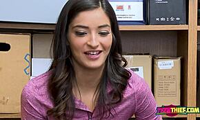 警官がデカチンをエミリーの熱い口に深く突っ込む