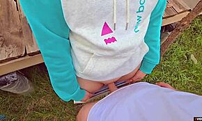 تريد تجربة الإيلاج مع سائل يقطر من الملابس الداخلية للحشو؟