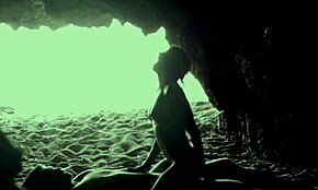 Skjult på stranden inne i hulen, amatørpar blir fleksible for offentlig sex.