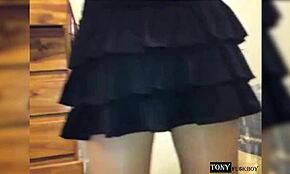 Latina ruskeaverikkö minihameessa levittää tiukkaa perseään kumartuen ensimmäistä kertaa voihkien kun hän tuhoaa reiän ja nuolee tangaa