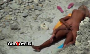 Voyeur pe plajă, sugardaddy se relaxează cu adolescentă blondă fierbinte în acțiune publică bronzată.