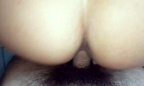 거대한 엉덩이와 아름다운 항문 강하게 도기 스타일로 박아
