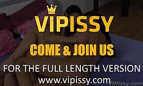 Kawan perempuan bergairah terjun minum kencing lesbian ekstrem. Apa eksperimen liar mereka?