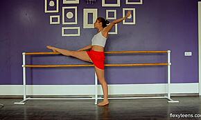 Yanna, vroča gola telovadka, pokaže fleksibilne poteze. Želiš videti več?