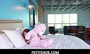 작은 걸 메이지 마이어스와 퀸턴 제임스 뜨거운 액션