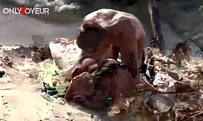 Plażowy podglądacz łapie gorącą laskę 18+ ostro dymaną w piasku