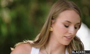 أنجل يونغ تمص زب كبير في المبشري