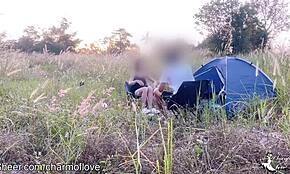 udendørs knul på teltferie med min pige