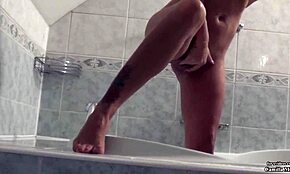 Sekse babe Camilla Moon vingers haar kut in badkamer solo sessie
