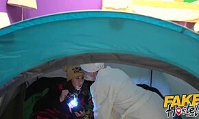 Uhh, a hamis hostel elkapott, fiatal 18+ kempingező, nagy cicis leszbikus MILF fogott meg!