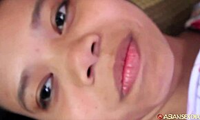 बबली-गंद वाली एशियन गर्लफ्रेंड दोनों टाइट होल्स में हार्ड लेती है