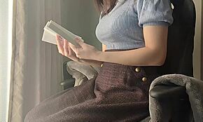 Gadis berpayudara besar terangsang baca buku, sentuh diri