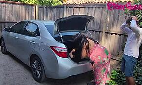 Мачеха-кугар соблазняет молодого 18+ парня в машине на улице! 🔥