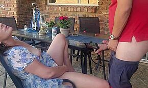 Έπιασα τη γυναίκα φίλου να δαχτυλώνεται στη βεράντα, μπήκα μαζί για αμοιβαίο αυνανισμό