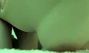 Szűk puncit dönget, nagy cicik vadul ugrálnak