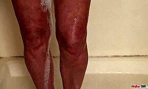 Hey, Mau Lihat Wanita Matang Orgasme di Shower Sendirian?