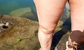 Hårig fru blottar sin fitta på offentlig utomhusplats