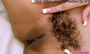 Szexi barna milf levetkőzik, masszírozza testét kanapén intim casting fotózáson amatőr bájjal