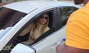 Kolumbiai nagy cicis MILF elkap egy BBC idegent gyors hazautazáshoz