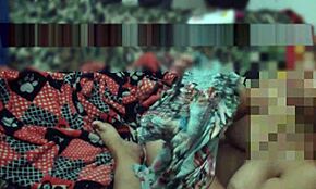 Tujec mi daje golo masažo, medtem ko mož snema vse