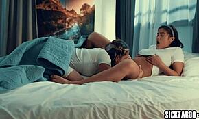 Velika ritna latina Alina Lopez in mlada azijska Kendra Spade se drgnjata v lezbični vročini