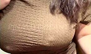 Vruća Filipinka milf zadirkuje posestara velikim prirodnim sisama 😍