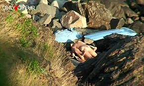 Omule, credeau că plaja asta e privată pentru un futai rapid! 🌊