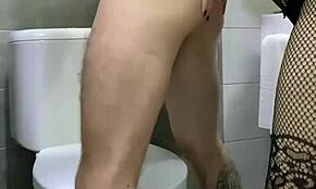 نكت زوجي في الحمام، لعقت مؤخرته بقوة!