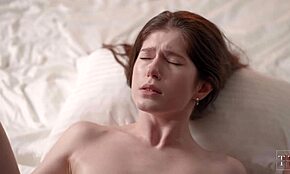 La naiba, această pulă uriașă îmi face pizda strâmtă să curgă tare