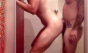 Nic není lepší než prcání po pocení v posilovně ve sprchách