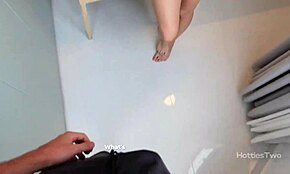 Prisahám, videl som žiadne nohavičky na tej horúcej slúžke, dostala ma!