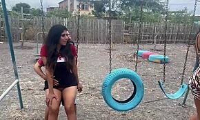 Поверишь ли, этот старик трахает двух пышногрудых молодых 18+ в общественном парке?