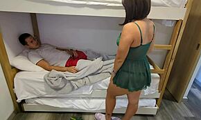 Omg, questa milf matrigna seduce in lingerie il figliastro! 😍