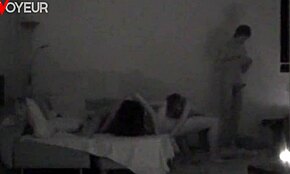 Guardo un nastro voyeur fatto in casa di scambisti in vacanza, tuffandomi in un foursome FFMM bollente.