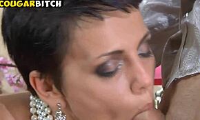 לומדת מהפרופסורית שלי איך ללקק לה את הכוס החשופה בצורה מושלמת